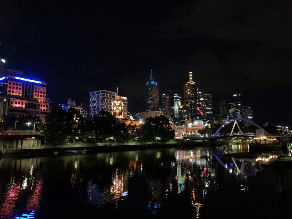 Australien - Emerald - Die farbenfroheste Skyline die wir bisher gesehen haben.