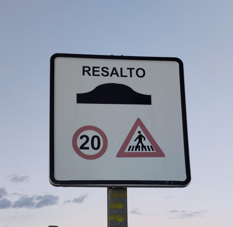 Spanien - Tabernas - Diese Schild findet man in fast allen Orten und sollte es ernst nehmen, ansonsten kann man ein böse Überraschung erleben wenn es das Auto aushebt