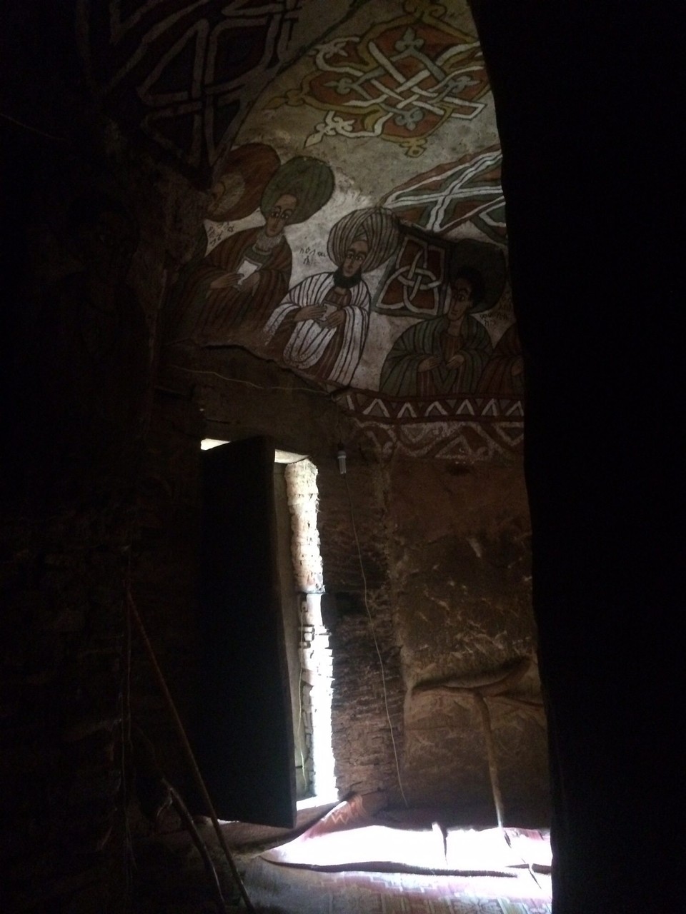 Äthiopien -  - Fotos im Inneren sind kaum möglich ohne Blitz, weil diese Kirche Abuna Yemata sehr dunkel ist. Dafür sind die Malereien fantastisch erhalten. Von dort müssen wir wieder runterkletternd und wandern zu einer zweiten Kirche 