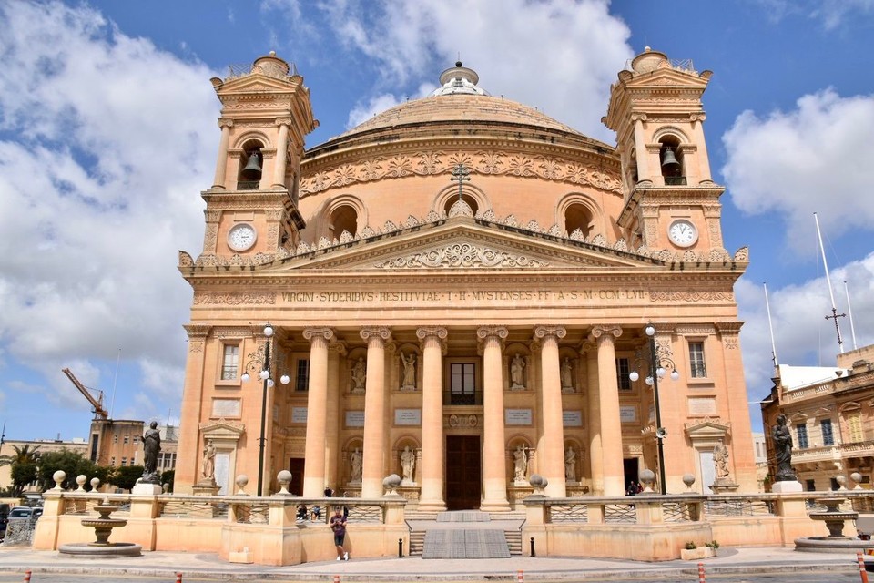 Malta - Ta' Kercem - Es gibt viele beeindruckende Gebäude auf der Welt. Eines davon befindet sich in Mosta. Es handelt sich um die Rotunde von Mosta, eine römisch-katholische Basilika, welche vor allem wegen ihrer Kuppel weltweit bekannt ist. Diese ist die drittgrößte der Welt und wurde 1860 erbaut.