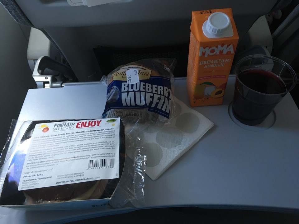 Vereinigte Arabische Emirate - Dubai - So nun ein Frühstück 

In Helsinki ist es 9:00
In Dubai 11:00 
Somit eigentlich Mittagessen... nach fast elf Stunden ohne essen musste ich mir einfach was nehmen auch wenn es was gekostet hat anders hätte ich das nicht ausgehalten bis berlin...