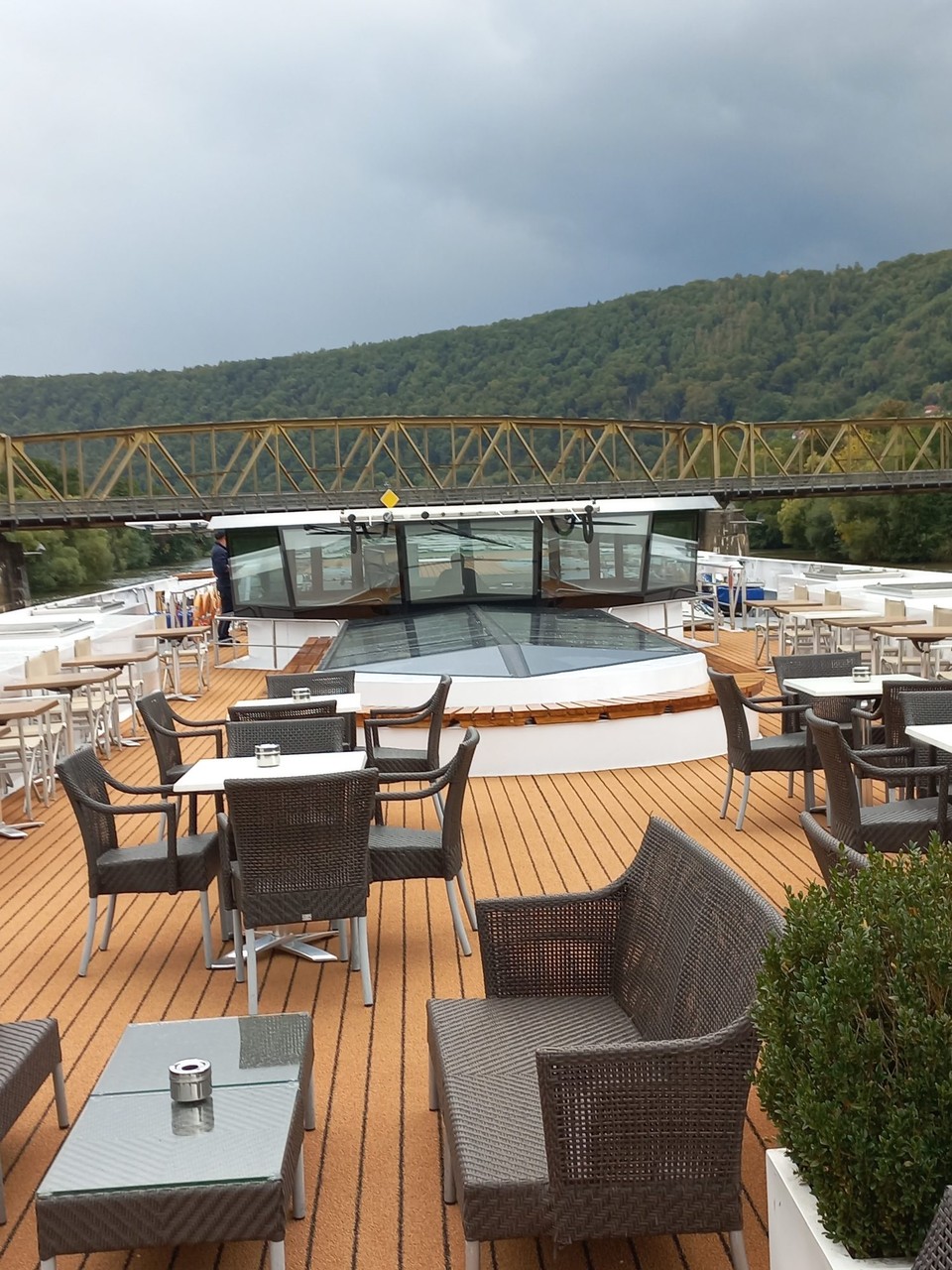 Deutschland - Miltenberg - Niedrigbrücken: Das hintere Sonnendeck ist geschlossen.