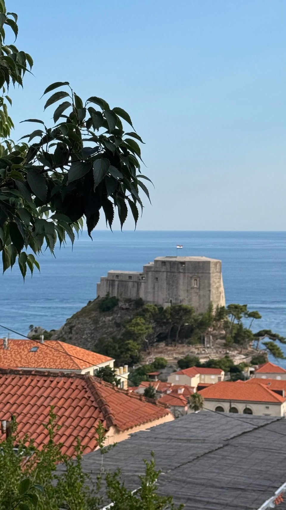 Kroatien - Zaton - Dubrovnik liegt im Süden Kroatiens am Adriatischen Meer. Bekannt ist vor allem die charakteristische Altstadt, die vollständig von einer massiven, im 16. Jh. fertiggestellten Steinmauer umgeben ist, sowie die Festung.
Da es sich durch das Unwetter etwas abgekühlt hatte, gingen wir nochmal los.