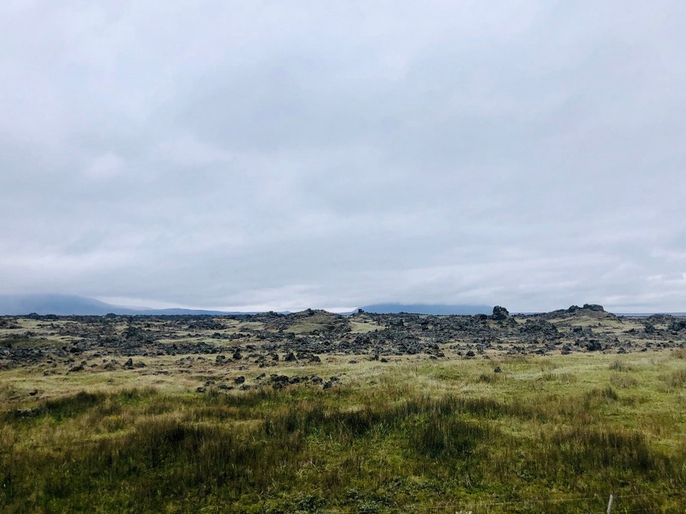Island - Skútustaðahreppur - Heute verbringen wir den Tag in der Myvatn Region. Wir befinden uns seit gestern -mit dem Besuch vom Goðafoss- auf dem „Diamond Circle“. Einer bekannten Route im Nordosten Islands, die genau wie der „Golden Circle“ bei Reykjavik mit spektakulären Naturattraktionen gespickt ist.