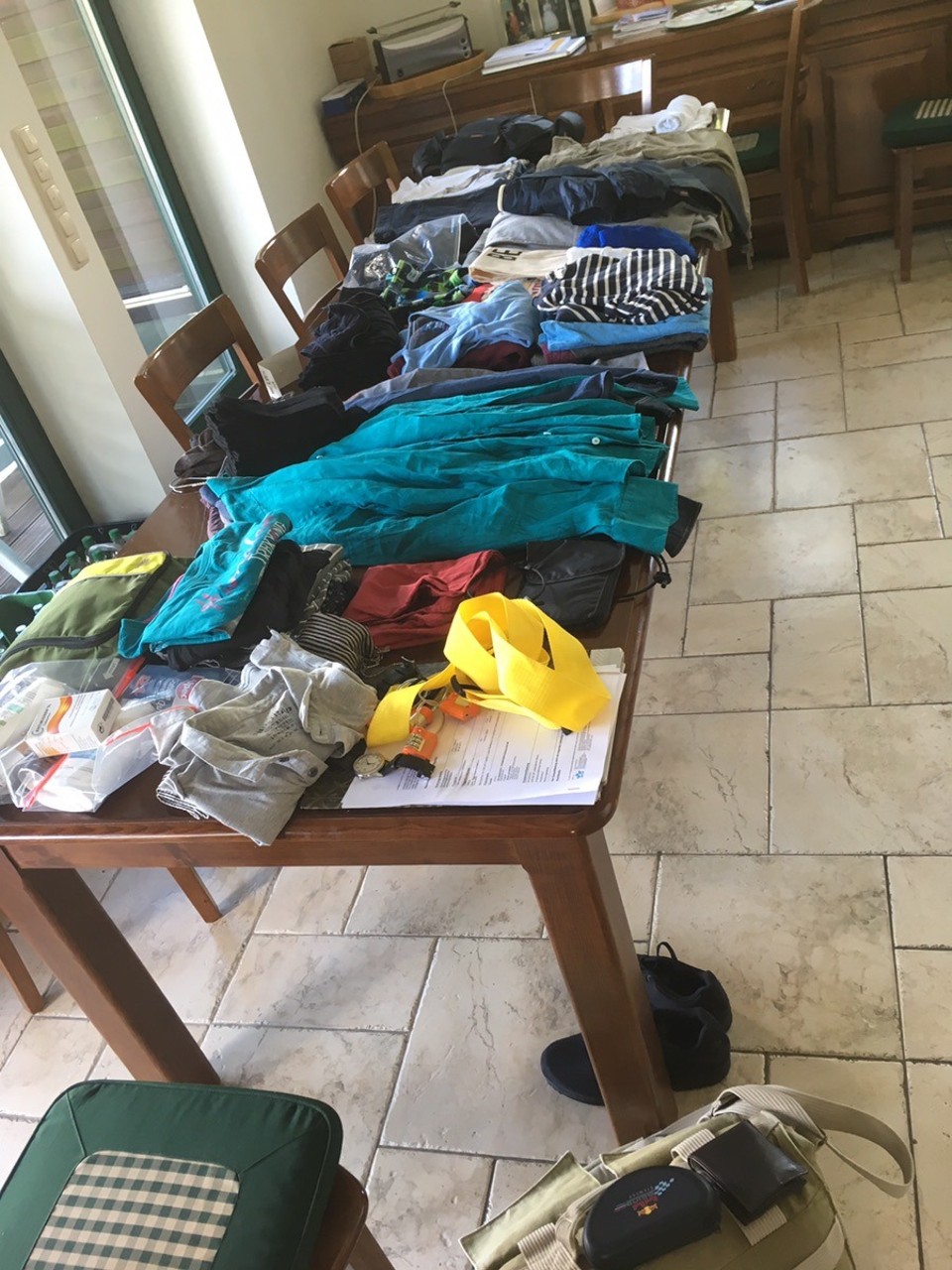  - Deutschland, Penkow, Lebbiner Straße 5 - Hier bin ich beim Sortieren der Sachen die ich mitnehmen werde oder auch nicht mitnehme um ehrlich zu sein das ist mein gesamter Kleiderschrank bis auf den Anzug ein paar Hemden und dicken Pullis habe ich alles was ich habe dabei