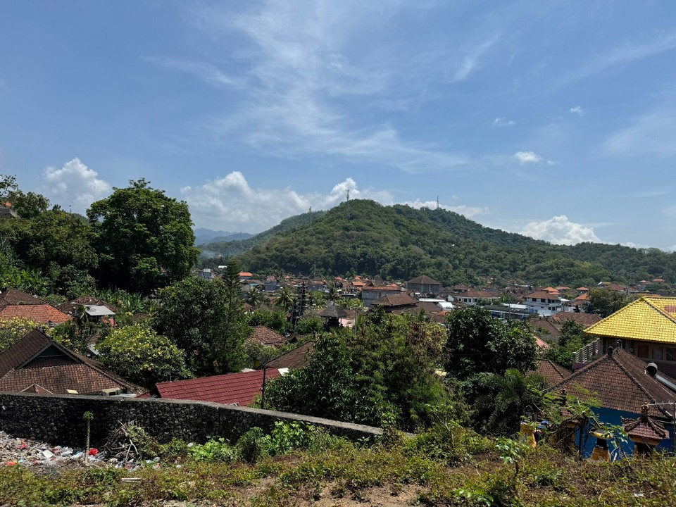Indonesien - Karangasem - Dr Blick vu hinder da Hüser uf Padang Bai.