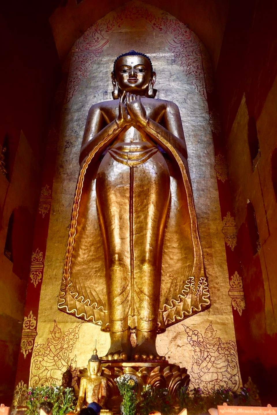 Myanmar (Burma) - Bagan - Når man ser fra siden eller nærme smiler ikke buddha. 
