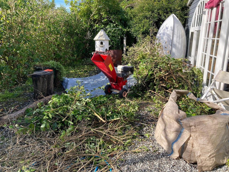 Neuseeland - French Farm - Den Garten aufräumen, alles klein häckseln 🤓 (ging leider nicht mehr ganz so gut, die Äste lagen schon zu lang 🙈)