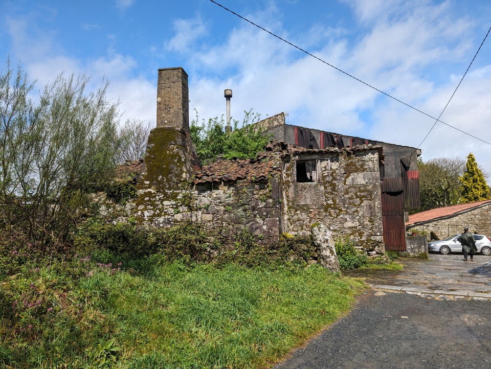 Spanien - Palas de Rei - In jedem Dorf gibt es solche verfallene Häuser.