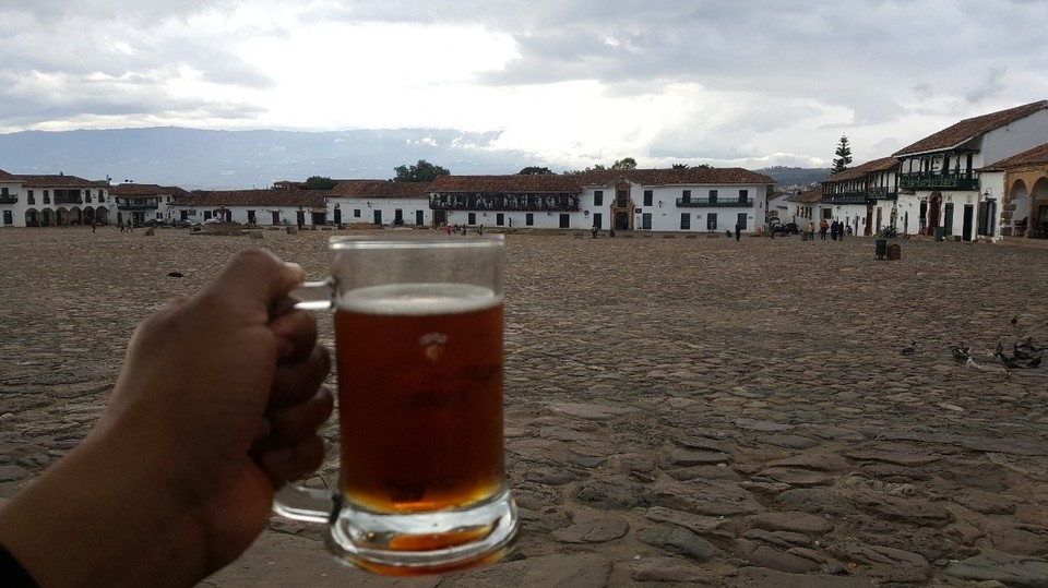 Kolumbien - Villa de Leyva - Nach all den Strapatzen erstmal ein kühles Bier. Ich saß neben meinem Mitstreiter Dimitri aus Frankreich.  Wir tauschten uns gut aus. Er macht die gleiche Tour wie ich nur in die andere Richtung. 