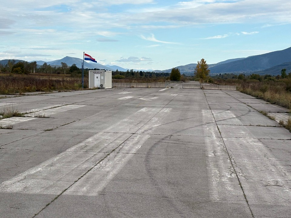 Kroatien - Čatrnja - Landebahn - direkt an der Grenze 