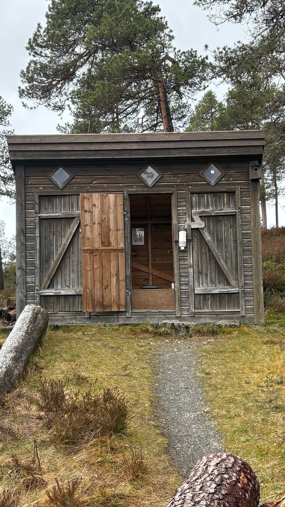 Norwegen - Førde - …und natürlich das Klohäuschen. 