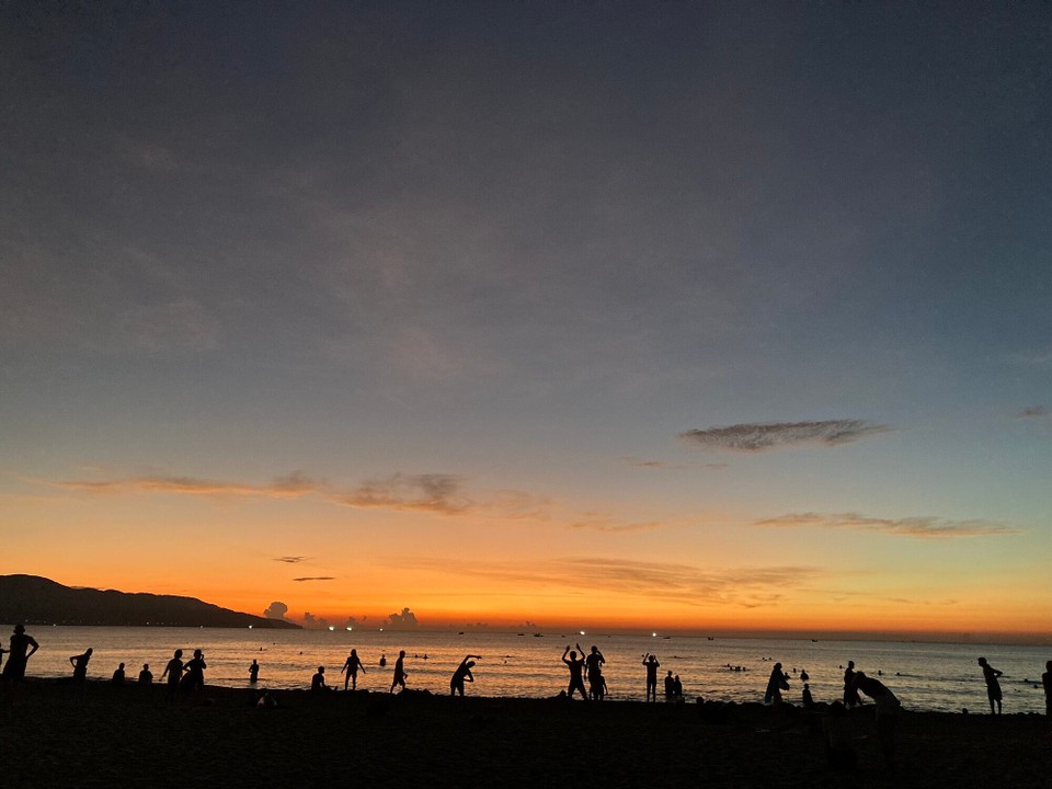 Vietnam - Hội An - Guten Morgähn 🥱 aber was ist das? So viele Menschen schon am Strand und auch noch sportlich aktiv 🫣