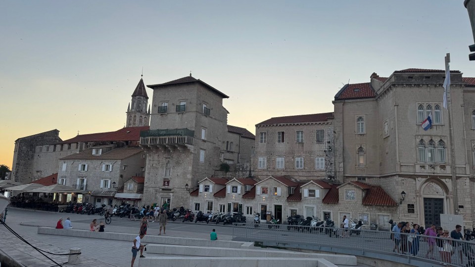 Kroatien - Trogir - Trogir diente in Game of Thrones als Kulisse für die Handelsstadt Qarth, gedreht wurde im Dominikanerkloster, dessen gotischer Kreuzgang und Säulengang als Gärten der Stadt Qarth zu sehen waren.