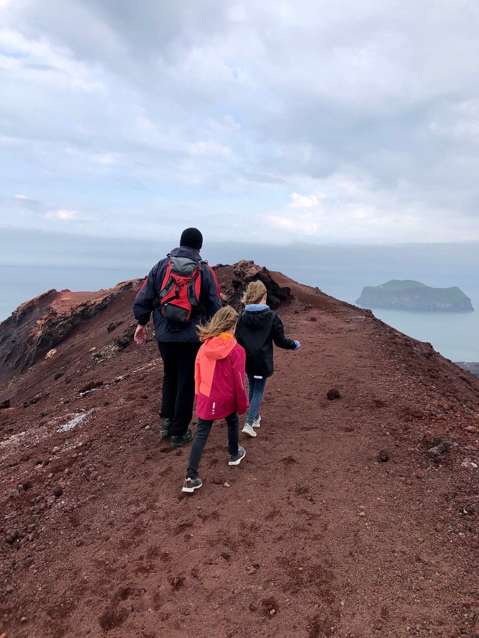 Island - Vestmannaeyjar - Jetzt geht es dort noch einmal zum letzten Zipfel… Da ist es etwas felsiger als drumherum…