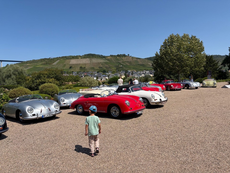 Deutschland - Bernkastel-Kues - Zu unserem Glück war gerade ein Porscheverein vor Ort. Elias war im Paradies.
