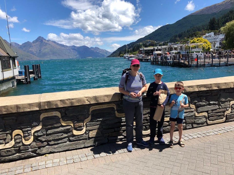 Neuseeland - Queenstown - Nach dem sehr feinen Mittag essen im Flames spazieren wir noch etwas in der Innenstadt.