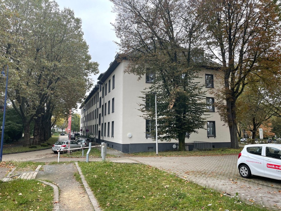 Deutschland - Wiesbaden - Hier hat alles angefangen - im Februar 2004 im Rahmen der Kombi-Sprachausbildung Englisch. 
Sieht fast so aus wie damals - selbst die Schranke mit Codeschloss ist noch da. 