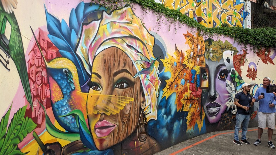 Kolumbien - Medellín - Ein Symbolbild für die Geschichte der Communa. Einige Details weisen darauf hin: die Camouflage farbene Hand auf den militärischen Einsatz, das Datum ist versteckt, die löchrigen Blätter auf die Toten usw ..