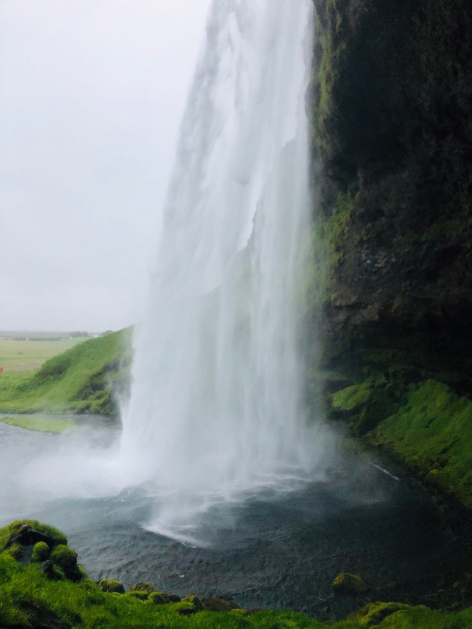 Island - Rangárþing eystra - Dann begebe ich mich mal auf den glitschigen Pfad hinter den Wasserfall…😳