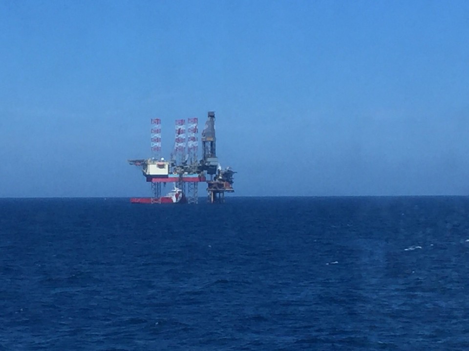Deutschland - Bremerhaven - Bohrinsel im Meer