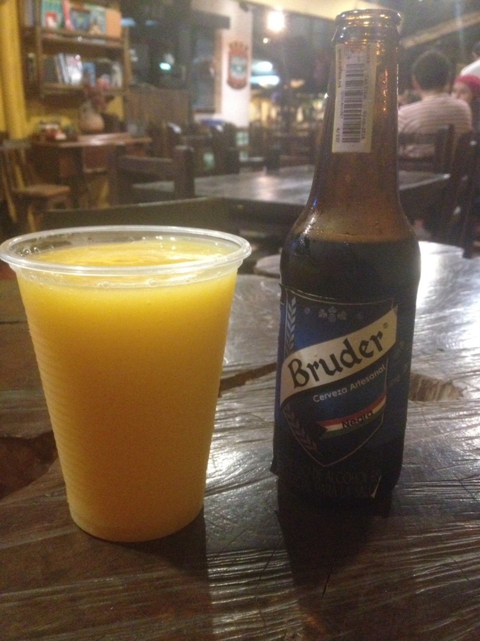 Kolumbien - Villa De Leyva - Frischgepresster Mangosaft und Schwarzbier aus Boyacá