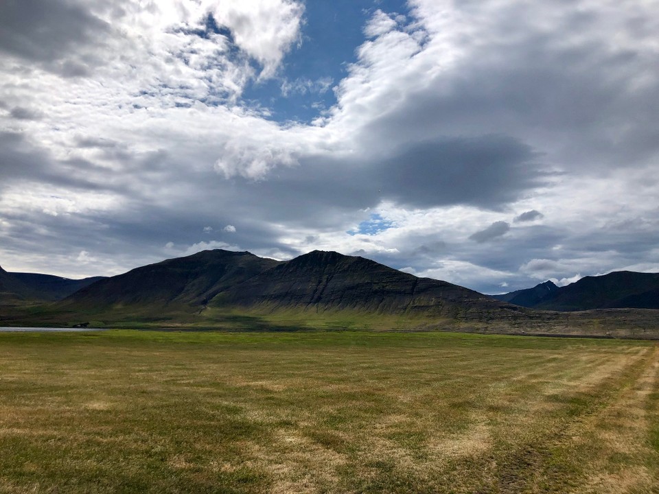Island - Ísafjarðarbær - Nun erfolgt eine kurze Rast und der Blick zurück. Dort hinten an diesen Bergen sind wir gerade schon vorbei gefahren...