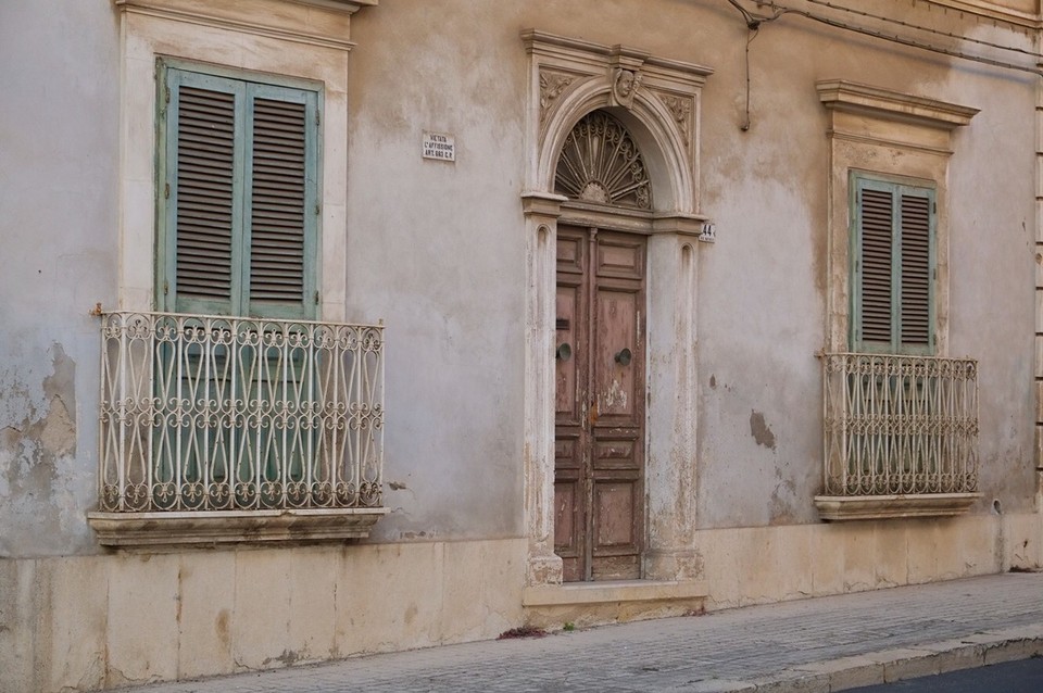  - Italien, Avola - überall schöne alte Fassaden, die uns an Buenos Aires & Montevideo erinnern - bzw wissen wir jetzt aus eigener Erfahrung, was es mit dem italienischen Einfluss dort auf sich hat