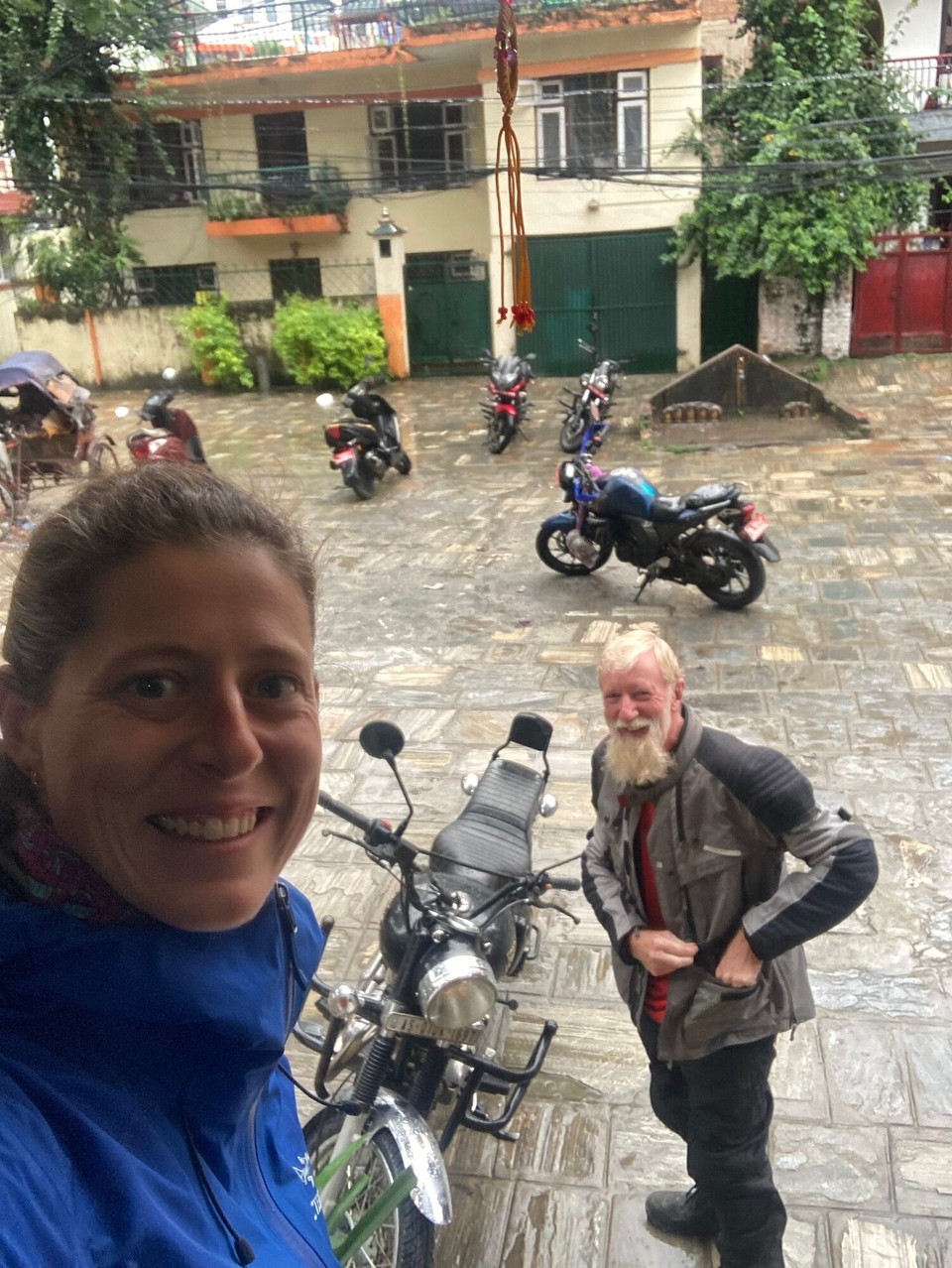 Indien - Neu-Delhi - Robert bringt mich mit seinem Motorrad noch zum Flughafen 🥳