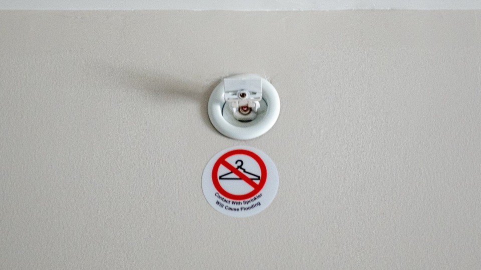 USA - Atlanta - Die müssen das mit der Wäsche irgendwie geahnt haben. Nix an die Sprinkleranlage hängen, oh manno.