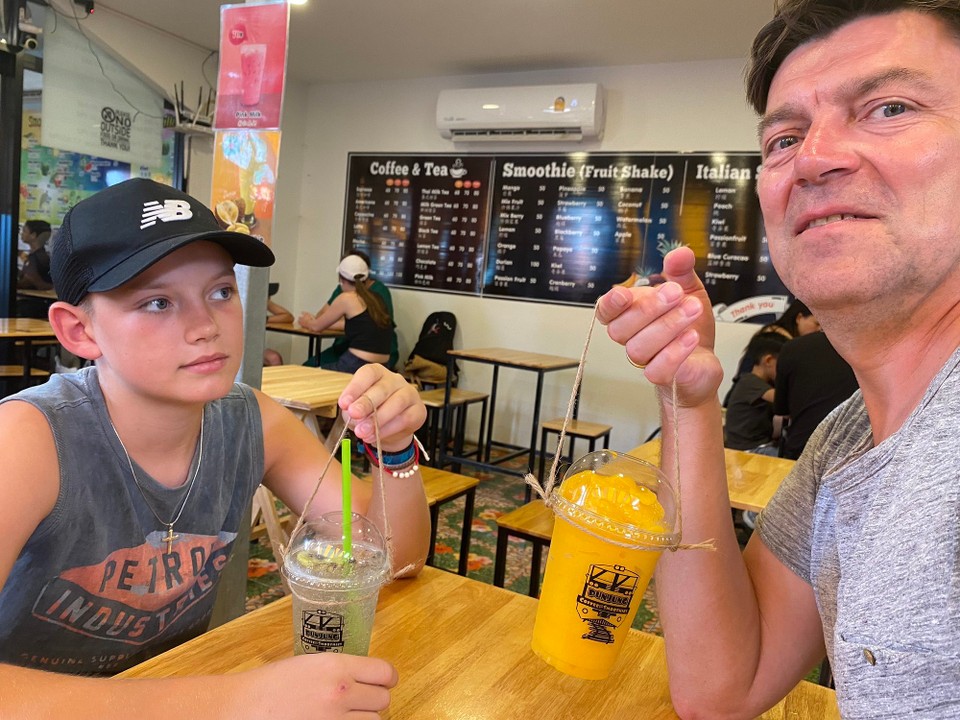 Thailand - Phetchaburi - Kleine Erfrischung - Shakes mit einer nachhaltigen Tragevorrichtung und einen Snack. 
