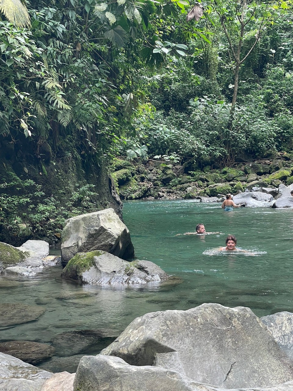 Costa Rica - San Carlos - … die Mutigen erfrischen sich und gehen in dem kalten Wasser schwimmen 🏊‍♀️ 