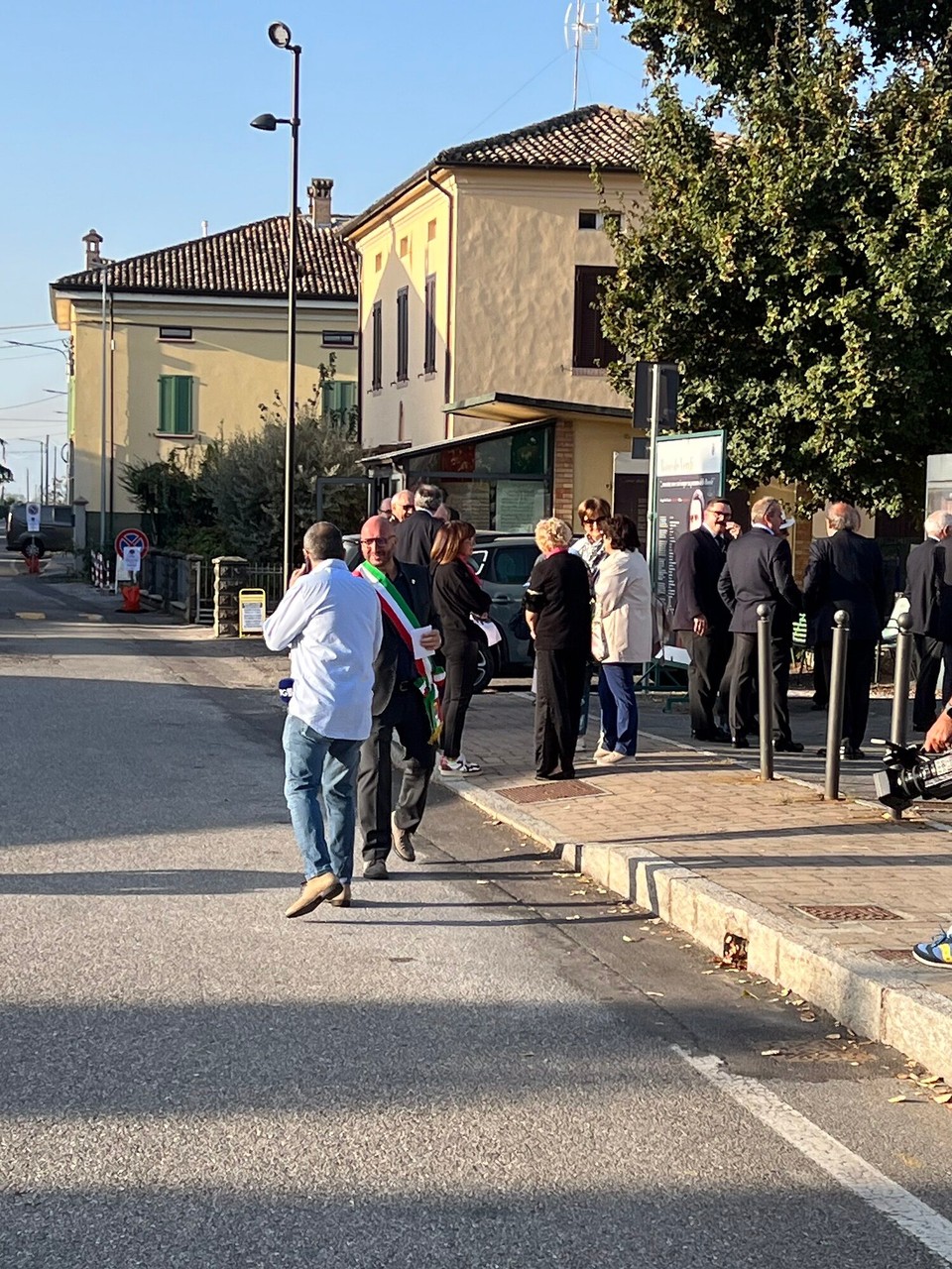Italien - Busseto - In Roncole Verdi, morgens um 10 Uhr. Männer mit festlicher Kleidung und Schärpe treffen ein…
