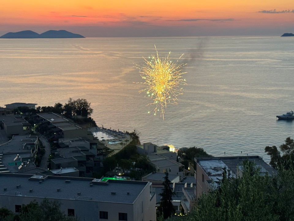 Albanien - Vlore - Unsere Unterkunft auf dem Hügel begrüßt uns mit einem Feuerwerk.