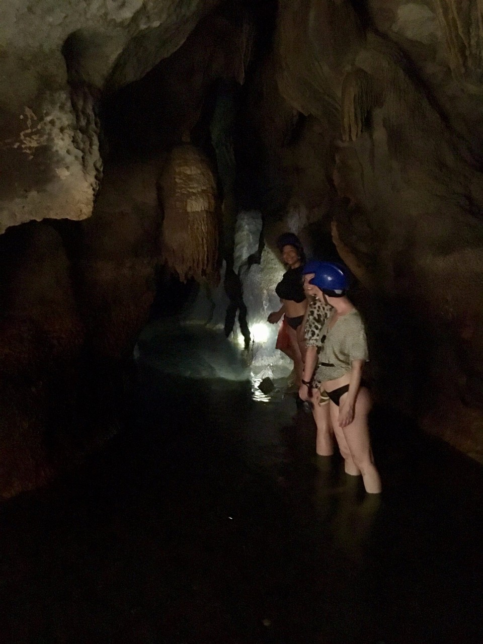 Philippines - Siargao Island - På vandring gjennom en mørk grotte med vann til livet.