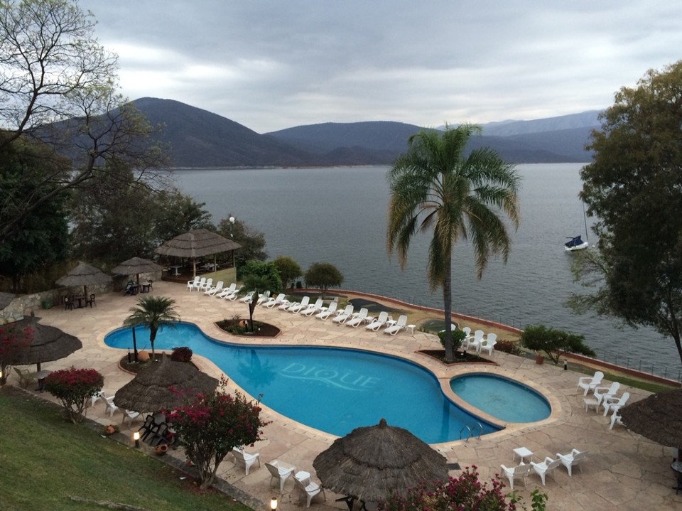 Argentinien - La Viña - Nach tagelanger Sonne in der Wüste ist es, kaum sind wir am Wasser, das erste Mal seit langem wolkig. In diesem großen Hotel sind wir alleine!