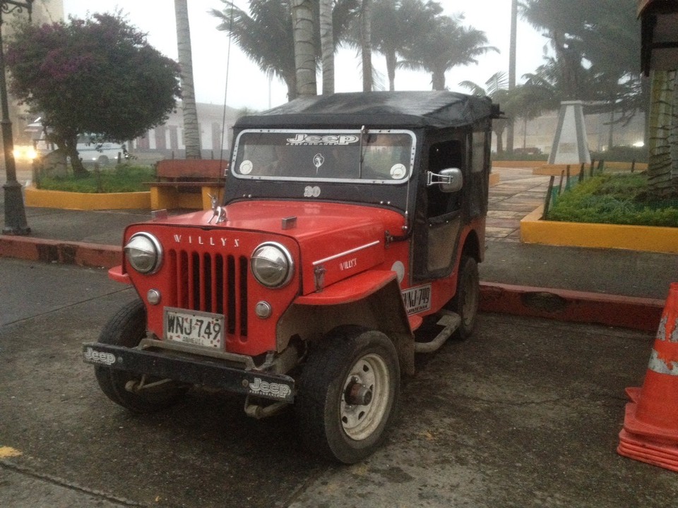 Kolumbien - Salento - Unser Jeep - Daniel "musste" auf der Hinfahrt - zwecks Platzmangel - hinten drauf stehen. Wurde aber mit einem atemberaubenden Blick ins Tal belohnt.