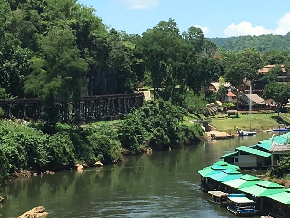 Thailand - Kanchanaburi - Die Kwai Holzbrücke. Wir flitzen mit unglaublichen 10 km/h drüber.