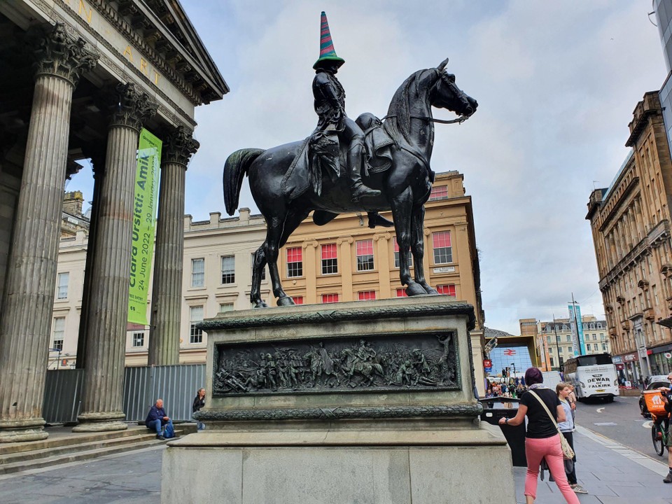 Vereinigtes Königreich - Glasgow - Das ist der "Duke of Wellington" mit einer ungewöhnlichen Kopfbedeckung, die der Ordnungsdienst immer wieder entfernt.