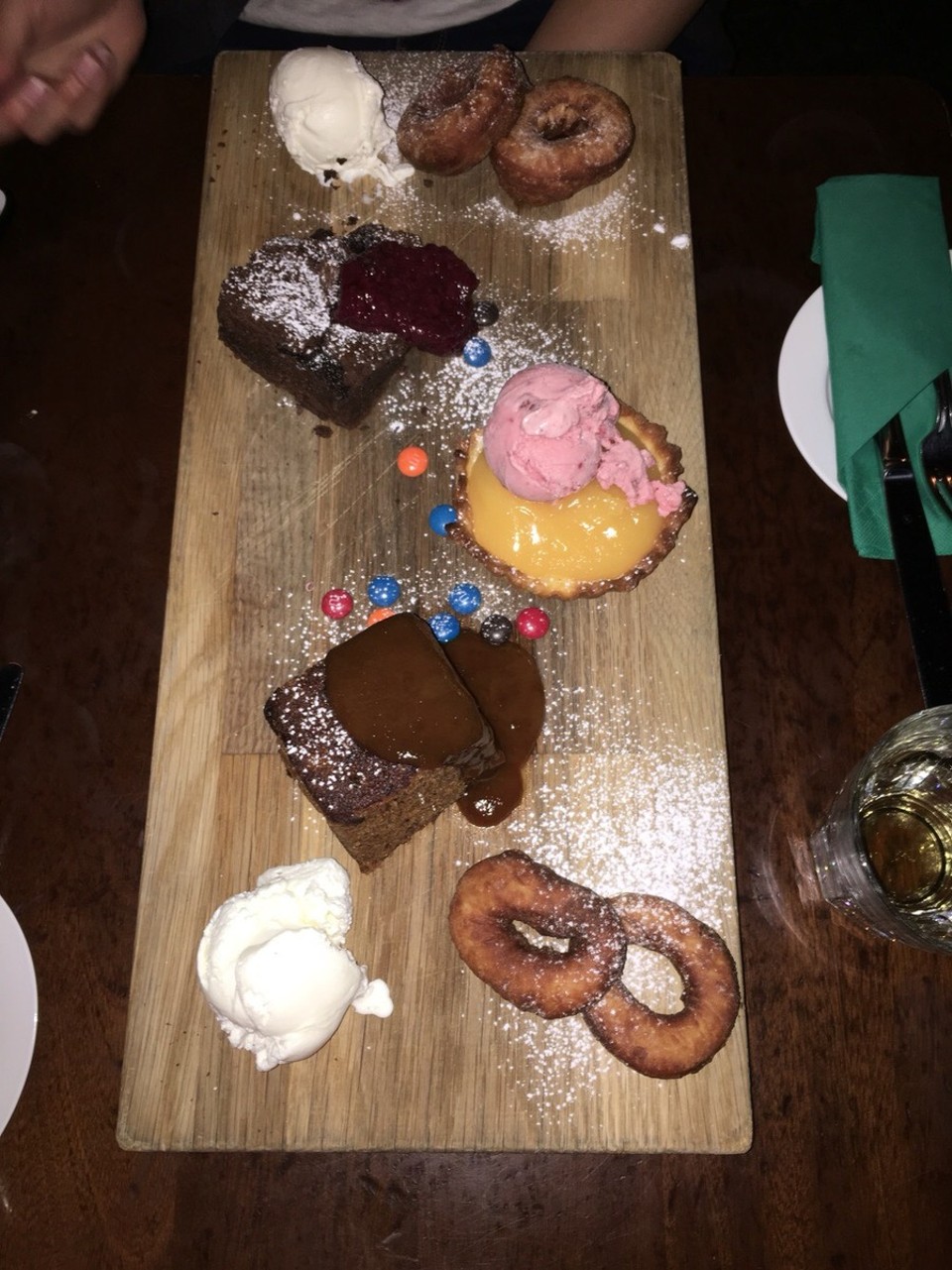 New Zealand - Queenstown - So als letzten gemeinsames Essen unserer Reise wollten wir uns ein Dessert für zwei teilen - ich weiß ja nicht was zwei in Neuseeland bedeutet aber bei und sind das eins, zwei Menschen nicht 10 ;)
Aber es war richtig lecker - viel aber lecker 