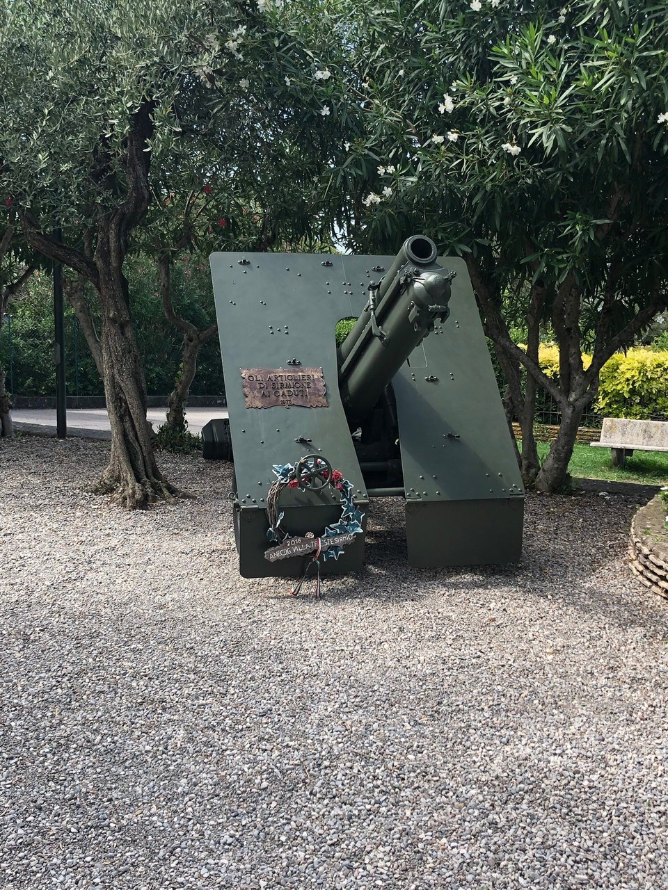 Italien - Sirmione - Geschütz am Kriegsdenkmal 