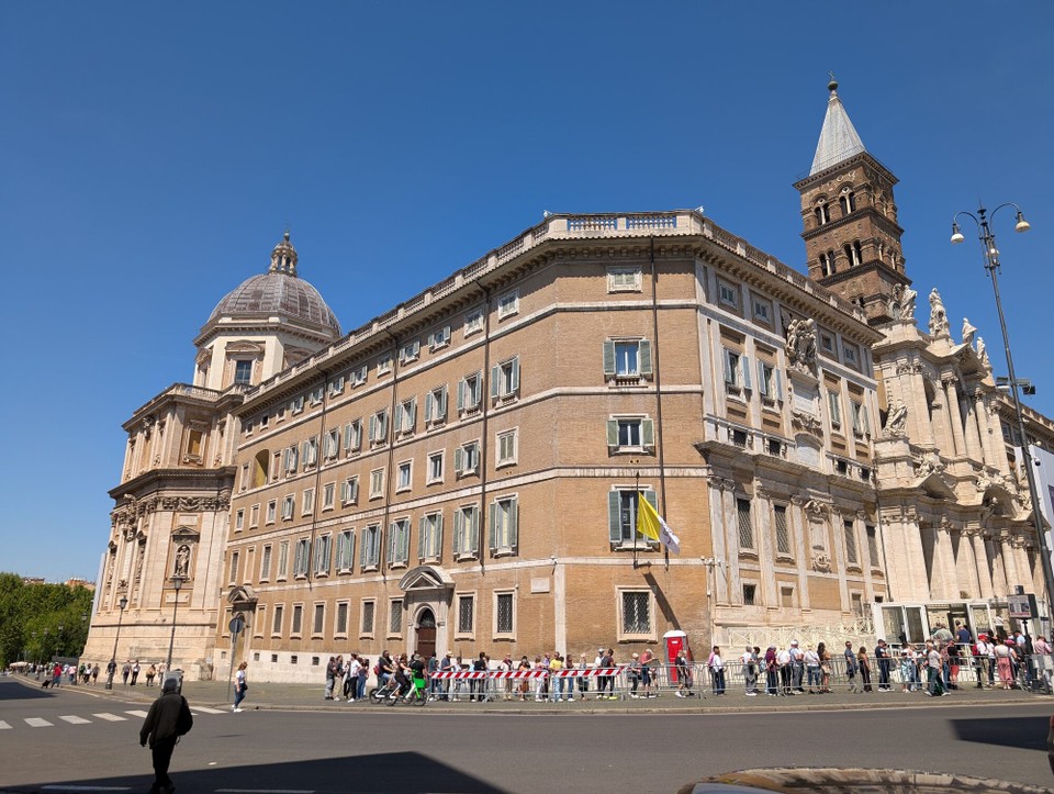 Italien - Rom - Die Basilika Santa Maria Magiore sieht teilweise wie ein Wohnhaus aus.