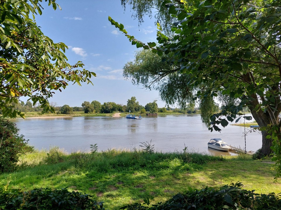 Deutschland - Barby (Elbe) - Rast an der Elbe mit Eiskaffee 