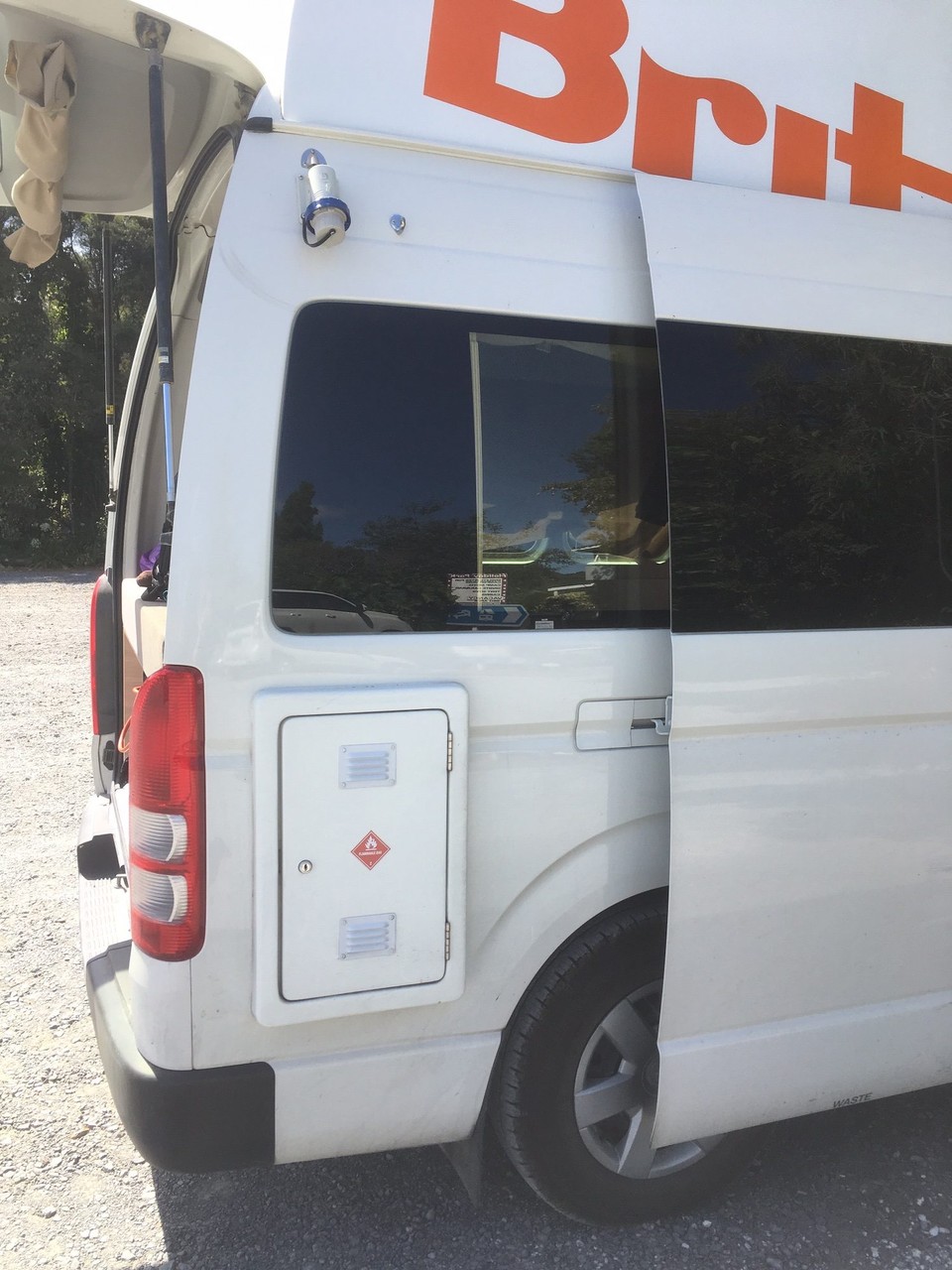 Neuseeland - Harewood - Hinten rechts oben der Stromanschluss. Unten das Fach mit der kleinen Gasflasche, die nur zum Kochen gebraucht wird.