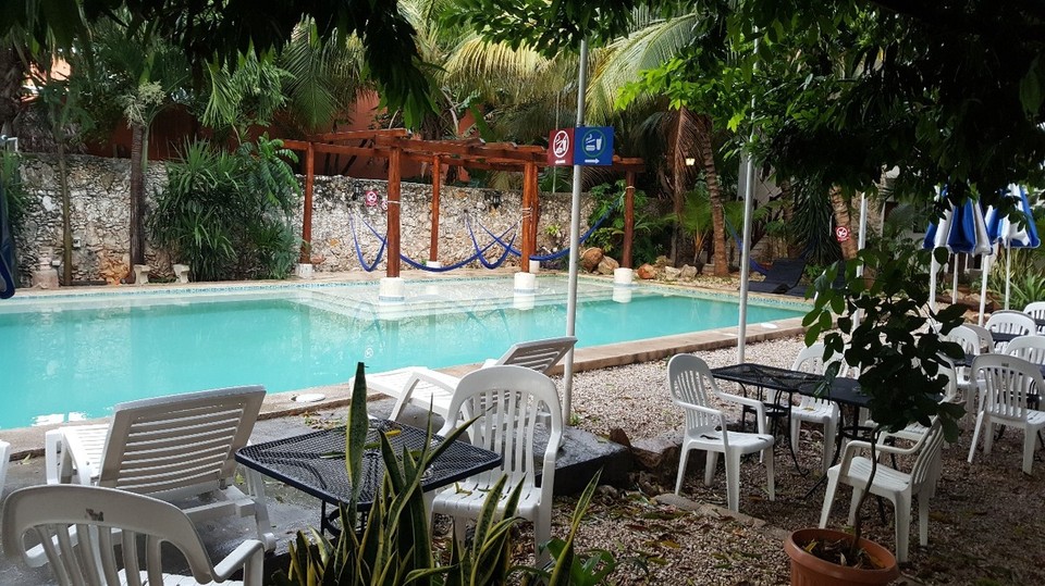 Mexiko - Cancún - Mit viel Wehmut haben wir unser Hostel mit diesem richtig chilligen Pool in Mérida verlassen (Hostelname: Nomades). Zuerst haben wir in Playa del Carmen ohne Probleme unser Mietauto zurückgegeben. Nach einem kurzen Bummel ging es am Abend mit dem guten ADO Bus Richtung Cancún. 