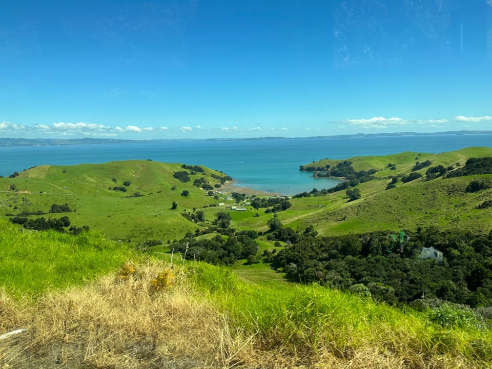 Neuseeland - Hot Water Beach - Nach einer schönen Panoramafahrt entlang der Coromandelküste erreichen wir eine kleine Fähre