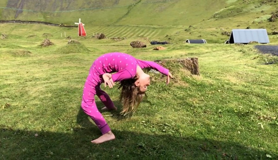 Island - Vestmannaeyjar - Ahh. Die Ladies sind aufgewacht und betreiben Frühsport… Im Pyjama versteht sich…🤣