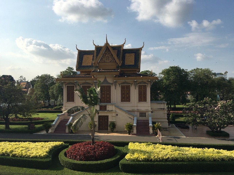 Cambodia - Phnom Penh - Das königliche Zimmer für den wartenden Elefanten. Der König ist über die Treppen seitlich hinauf zu einer Plattform, über die er innen dann auf seinen Thron auf dem Elefantenrücken steigen konnte. Heutzutage fährt er natürlich in schicken Autos...