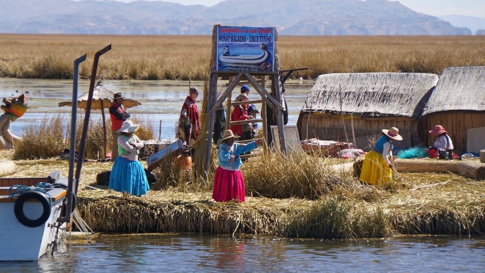 Peru - Puno - Eine Insel hält bis zu 20 Jahre. Danach muss neugebaut und umgezogen werden.