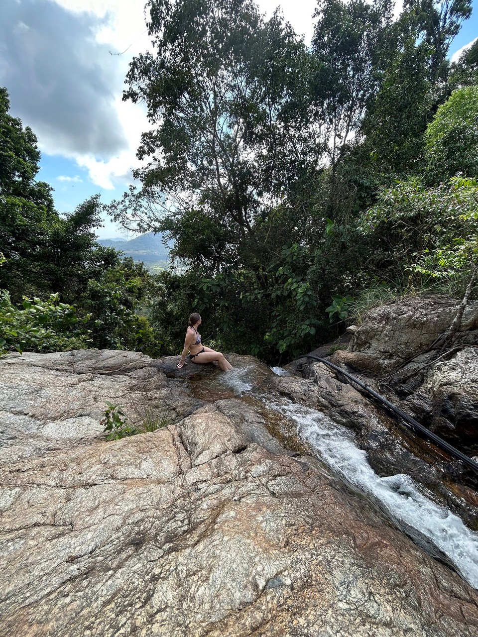 Thailand - Koh Samui - Es sieht so schön aus. Lasst uns einfach das schöne Bild bewundern. Und nicht daran denken, wie steil es hinter Milena heruntergeht 